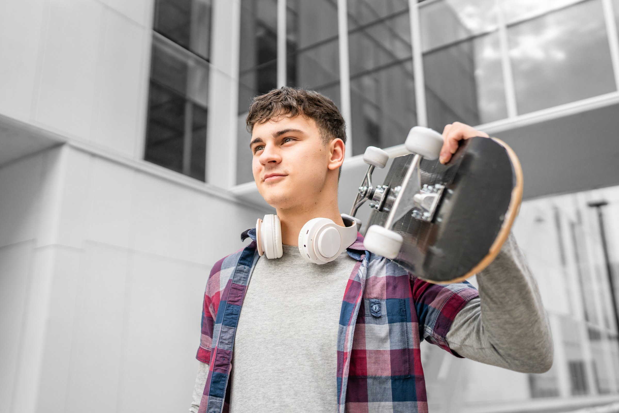 Ragazzo con skateboard e cuffie — campagna Geopharma Neuroscience